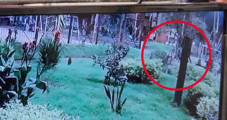 Revelan imágenes del momento en el que asesinan a joven en parque de Engativá 2 Revelan imágenes del momento en el que asesinan a joven en parque de Engativá Q’HUBO conoció de manera exclusiva el video de las cámaras de seguridad en el que quedó registrado este homicidio. Le contamos.