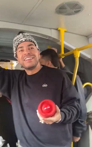 Ryan Castro se subió a TM y dio concierto gratuito El artista se montó al articulado para promocionar su nuevo álbum.
