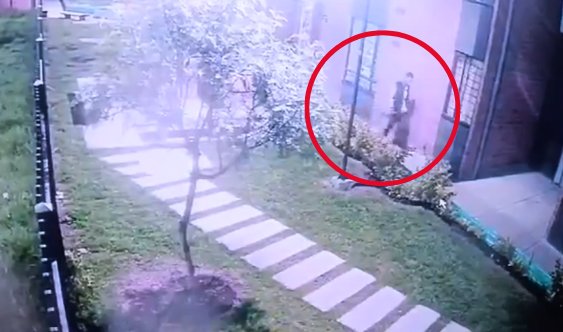 Se conocen los videos previos al feminicidio de Estefanía: aparece junto a su homicida En las últimas horas se conocieron videos de las cámaras de seguridad en donde se observa a Estefanía Franco junto a su presunto feminicida, como también se evidencia en las imágenes al sujeto abandonando el conjunto posterior al feminicidio.