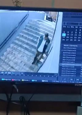 Se conocen los videos previos al feminicidio de Estefanía: aparece junto a su homicida En las últimas horas se conocieron videos de las cámaras de seguridad en donde se observa a Estefanía Franco junto a su presunto feminicida, como también se evidencia en las imágenes al sujeto abandonando el conjunto posterior al feminicidio.