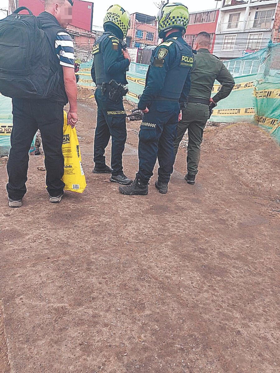 Sicario en bicicleta asesinó a un hombre y dejó a otro herido en Kennedy Una mañana de terror vivieron las habitantes del sector de El Amparo (Kennedy) al presencia el asesinato de un hombre a manos de un sicario que se transportaba en bicicleta. Q'HUBO conoció los detalles del crimen.