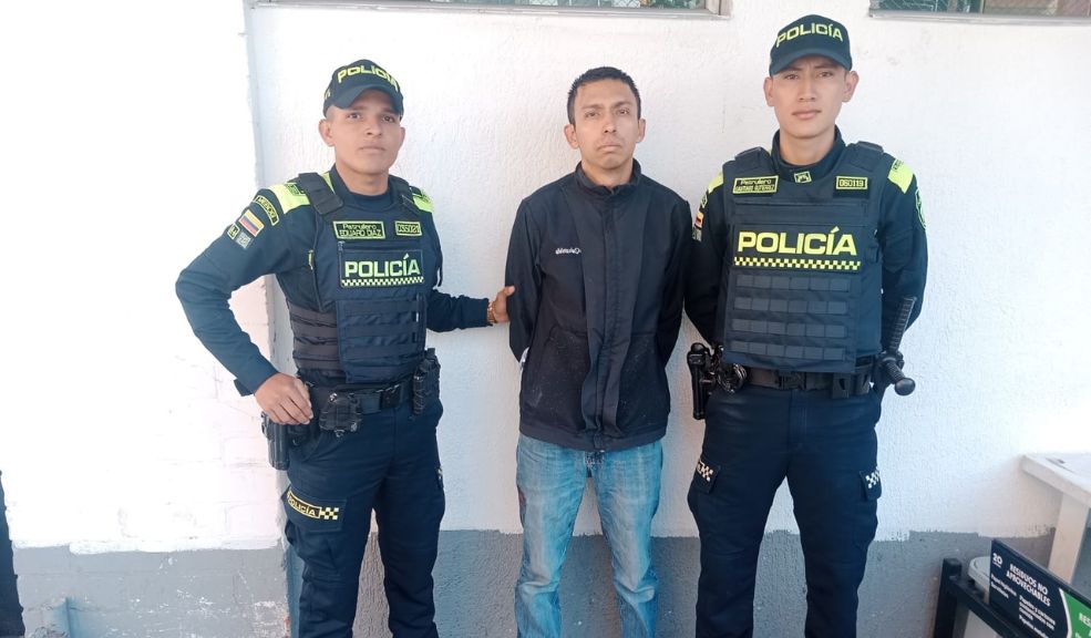 Sujeto aceptó haber asesinado a su esposa dentro de un apartamento en Suba 10 Sujeto aceptó haber asesinado a su esposa dentro de un apartamento en Suba César Leonardo Salamanca aceptó el haber asesinado a su esposa el pasado 11 de abril dentro de un apartamento del barrio Los Lagartos (Suba). El sujeto ahora deberá esperar su condena por el delito de feminicidio agravado.