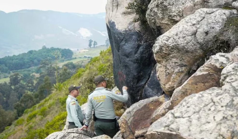 Tierreros vandalizaron pictograma de 1000 años de antigüedad en Soacha 3 Tierreros vandalizaron pictograma de 1000 años de antigüedad en Soacha ¡Indignante! Tierreros habrían vandalizado con pintura negra un pictograma de 1000 años de antigüedad, conocido como 'Dios Varón', en Soacha. La comunidad reprocha el hecho.
