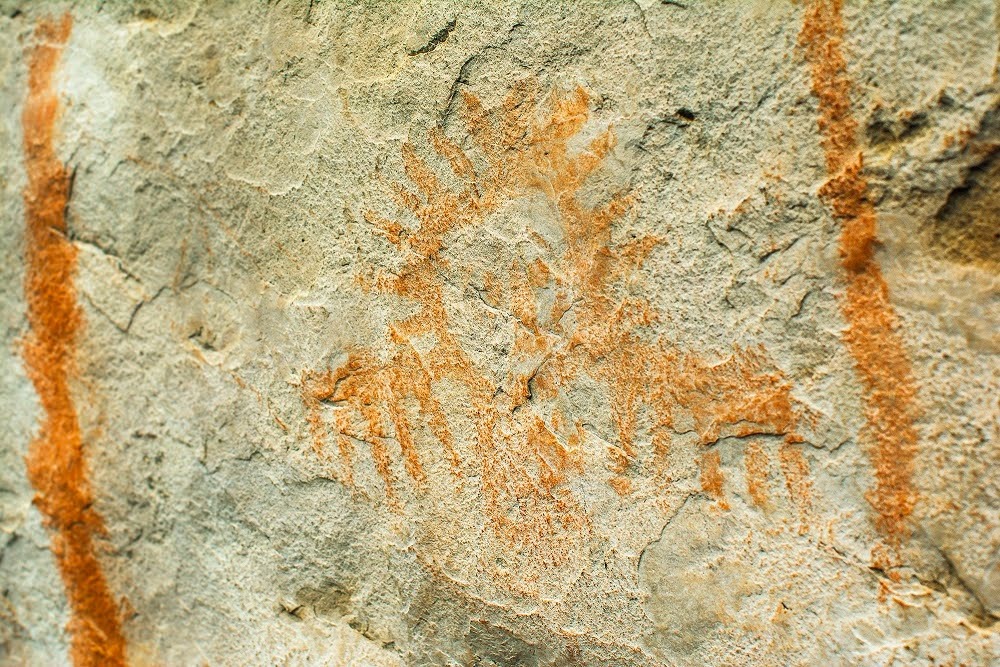 Tierreros vandalizaron pictograma de 1000 años de antigüedad en Soacha 1 Tierreros vandalizaron pictograma de 1000 años de antigüedad en Soacha ¡Indignante! Tierreros habrían vandalizado con pintura negra un pictograma de 1000 años de antigüedad, conocido como 'Dios Varón', en Soacha. La comunidad reprocha el hecho.