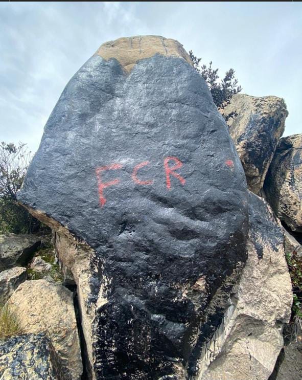 Tierreros vandalizaron pictograma de 1000 años de antigüedad en Soacha 2 Tierreros vandalizaron pictograma de 1000 años de antigüedad en Soacha ¡Indignante! Tierreros habrían vandalizado con pintura negra un pictograma de 1000 años de antigüedad, conocido como 'Dios Varón', en Soacha. La comunidad reprocha el hecho.