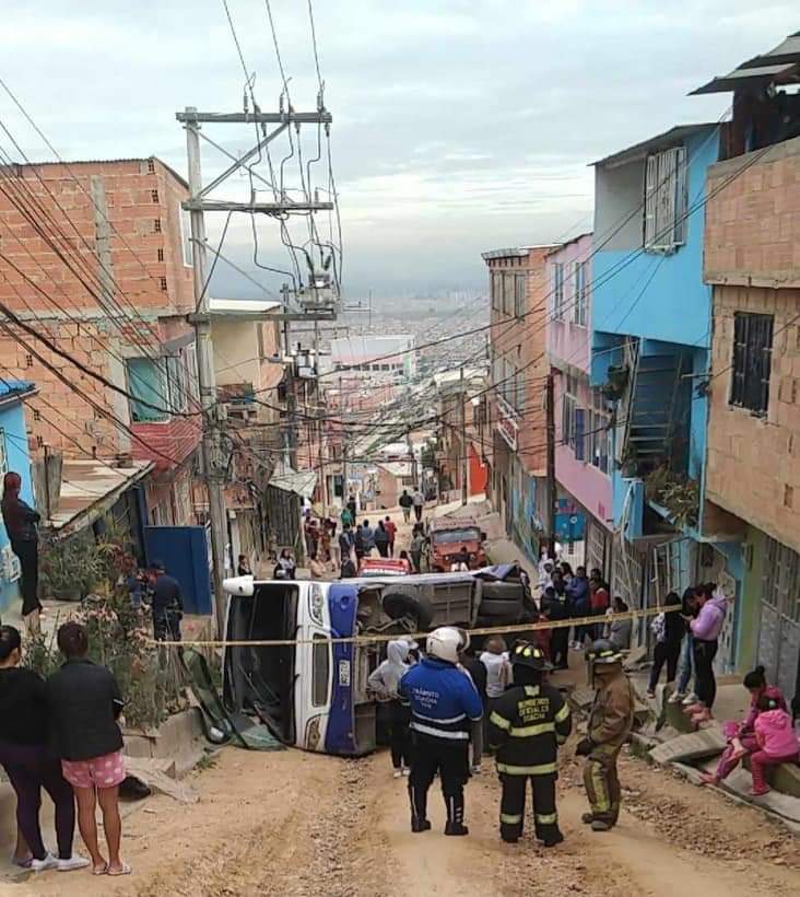 Tragedia en Soacha: bus se volcó y dejó varios heridos 1 Tragedia en Soacha: bus se volcó y dejó varios heridos En la mañana de este lunes se registró un grave accidente de tránsito en el vecino municipio de Soacha. Allí, un bus se volcó al intentar subir una vía.