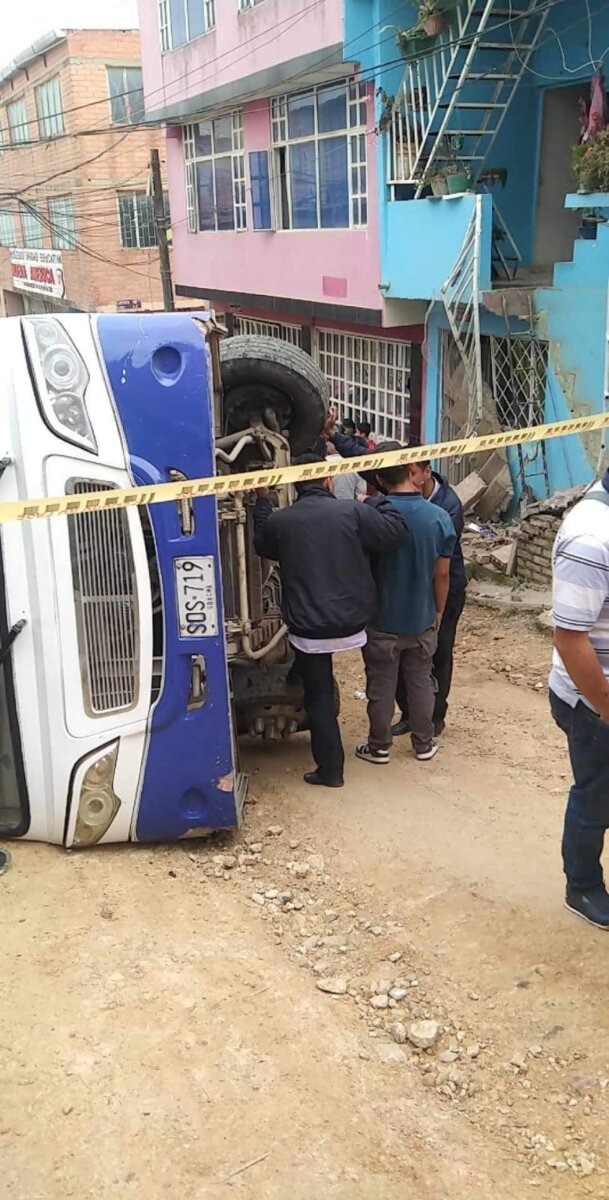 Tragedia en Soacha: bus se volcó y dejó varios heridos 3 Tragedia en Soacha: bus se volcó y dejó varios heridos En la mañana de este lunes se registró un grave accidente de tránsito en el vecino municipio de Soacha. Allí, un bus se volcó al intentar subir una vía.