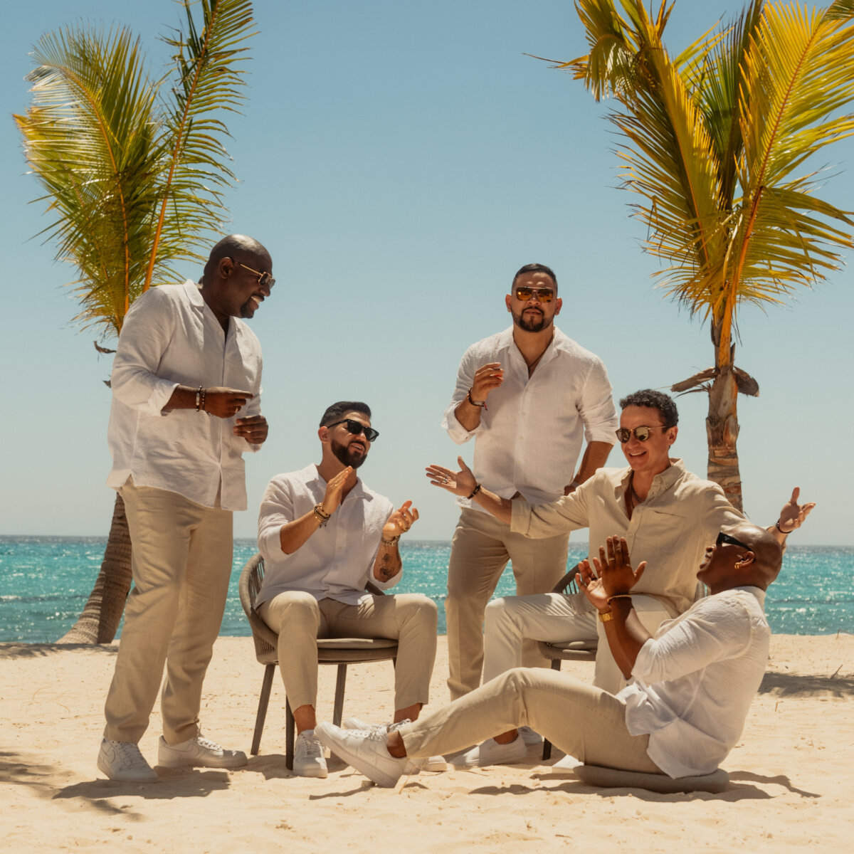 Tropicalia: El álbum de las raices de Fonseca 1 Tropicalia: El álbum de las raices de Fonseca Fonseca sorprendió a sus fans luego de que anunciara el lanzamiento de su nuevo álbum 'Tropicalia'. Allí se reencontró con sus raíces a través de los 11 nuevos temas.