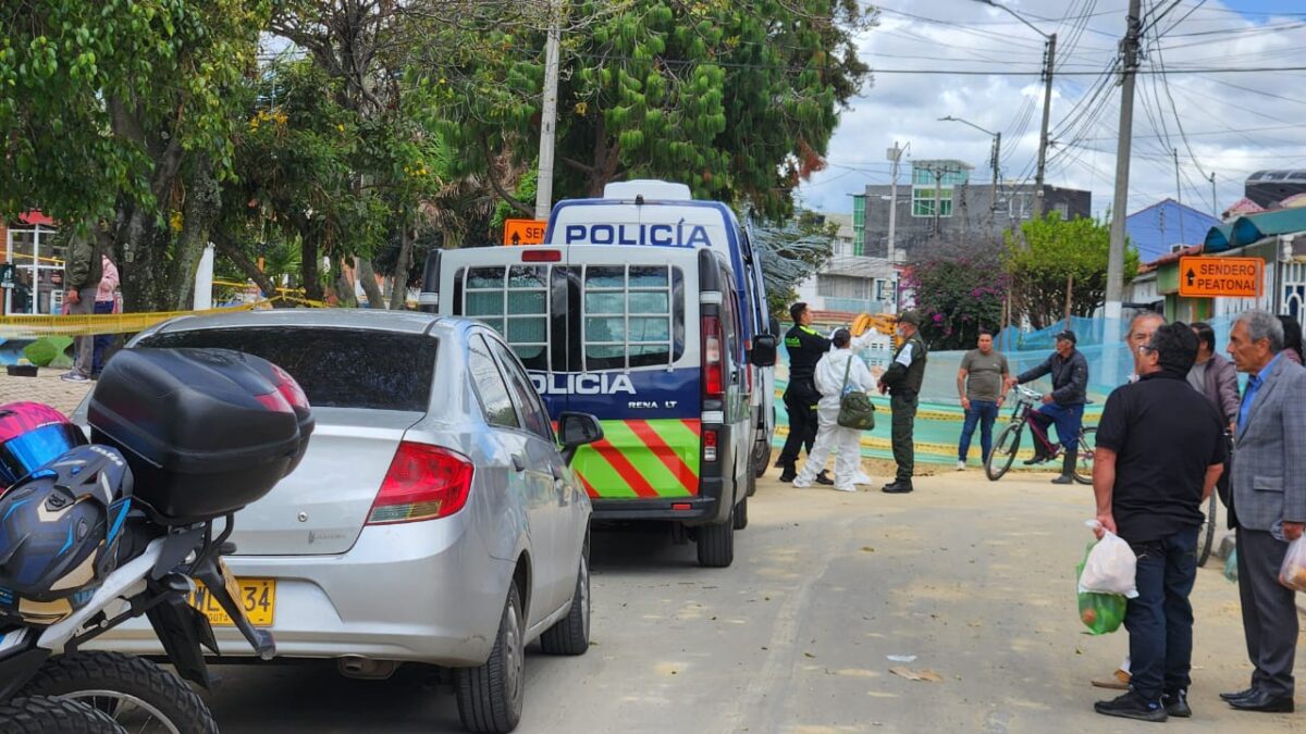ÚLTIMA HORA: Sujeto asesinó a su esposa e hijos en Puente Aranda 2 ÚLTIMA HORA: Sujeto asesinó a su esposa e hijos en Puente Aranda Un hombre habría asesinado a toda propia familia y luego se quitó la vida al interior de una vivienda de la localidad de Puente Aranda.