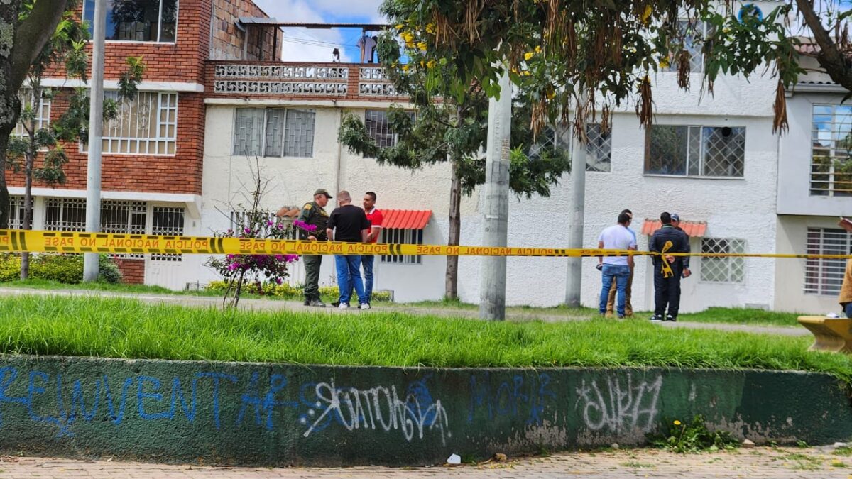 ÚLTIMA HORA: Sujeto asesinó a su esposa e hijos en Puente Aranda 1 ÚLTIMA HORA: Sujeto asesinó a su esposa e hijos en Puente Aranda Un hombre habría asesinado a toda propia familia y luego se quitó la vida al interior de una vivienda de la localidad de Puente Aranda.
