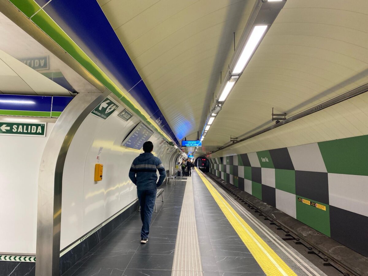 Un colombiano se bajó a orinar en el metro de Madrid y murió arrollado 1 Un colombiano se bajó a orinar en el metro de Madrid y murió arrollado Recientemente, las autoridades españolas informaron la muerte de un joven colombiano en las vías del tren de Madrid, al parecer, por una imprudencia. Esto es lo que se sabe