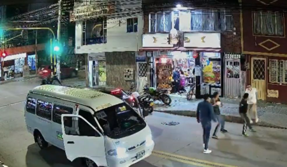 Violento enfrentamiento entre conductor y peatón deja un herido El conductor atacó a los peatones con un machete.