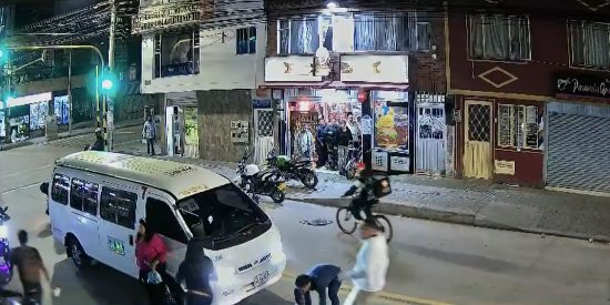 Violento enfrentamiento entre conductor y peatón deja un herido El conductor atacó a los peatones con un machete.