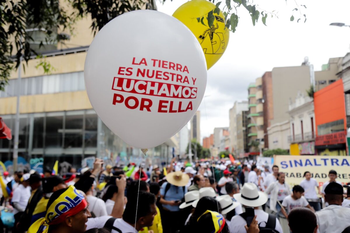 55 mil personas asistieron a las marchas en Bogotá 2 55 mil personas asistieron a las marchas en Bogotá Según el reporte presentado por el PMU instalado por la alcaldía de Bogotá, se reportó la asistencia de 55.000 personas a las manifestaciones que terminaron en la Plaza de Bolívar con el extenso discurso del presidente Gustavo Petro.