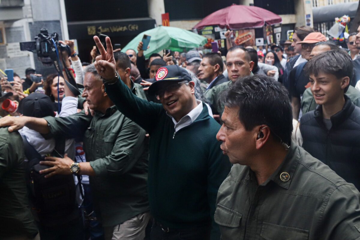 55 mil personas asistieron a las marchas en Bogotá 1 55 mil personas asistieron a las marchas en Bogotá Según el reporte presentado por el PMU instalado por la alcaldía de Bogotá, se reportó la asistencia de 55.000 personas a las manifestaciones que terminaron en la Plaza de Bolívar con el extenso discurso del presidente Gustavo Petro.