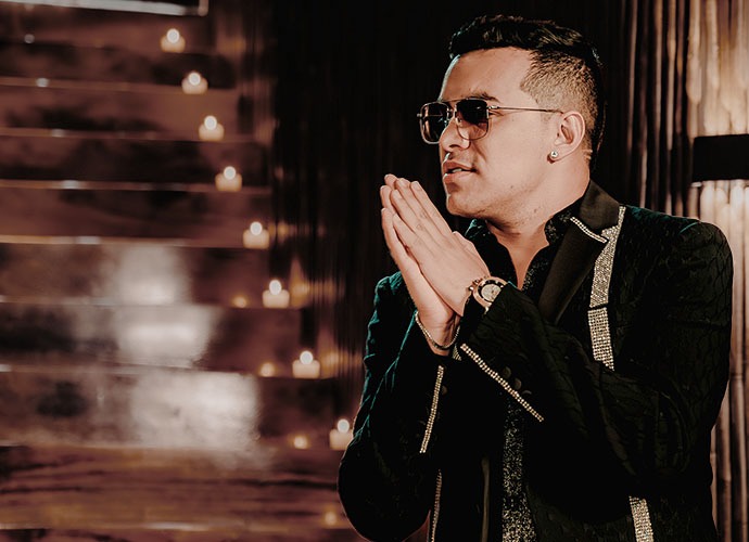 "Dos amigos enamorados de una misma mujer": Yeison Jiménez en su nuevo éxito La música popular esta prendida con el nuevo éxito 'Tequila y Limón' de Yeison Jiménez y Andrey Riobueno, donde muestran a "Dos amigos enamorados de una misma mujer"