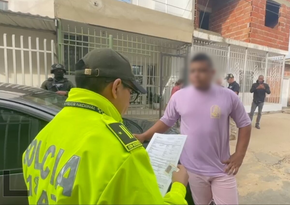 Desmantelan organización de tráfico de migrantes en Colombia La Policía Nacional, en colaboración con diversas entidades tanto nacionales como internacionales, logró desarticular una peligrosa red criminal dedicada al tráfico de migrantes. La operación, denominada 'Europe Express', dejó la captura de 31 sujetos, incluidos funcionarios públicos.