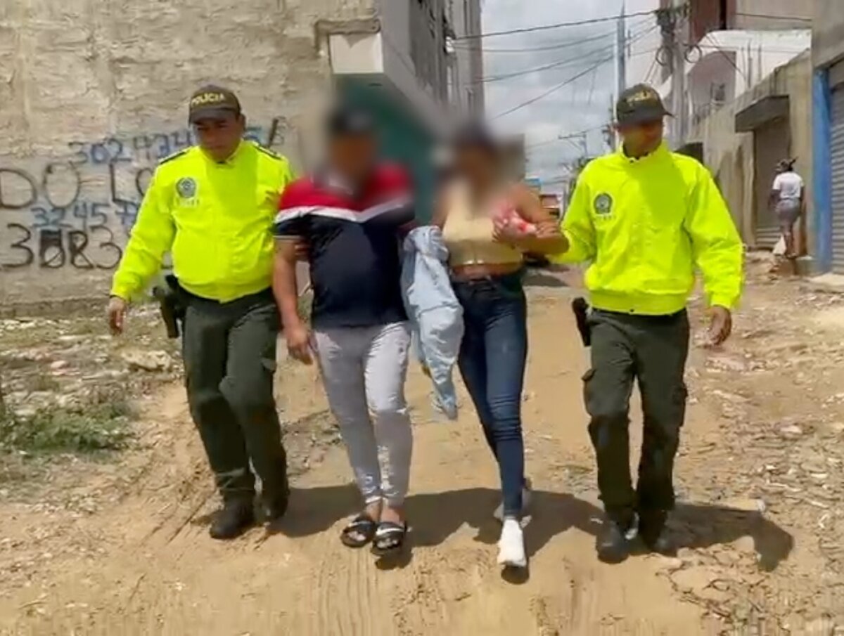 Desmantelan organización de tráfico de migrantes en Colombia La Policía Nacional, en colaboración con diversas entidades tanto nacionales como internacionales, logró desarticular una peligrosa red criminal dedicada al tráfico de migrantes. La operación, denominada 'Europe Express', dejó la captura de 31 sujetos, incluidos funcionarios públicos.