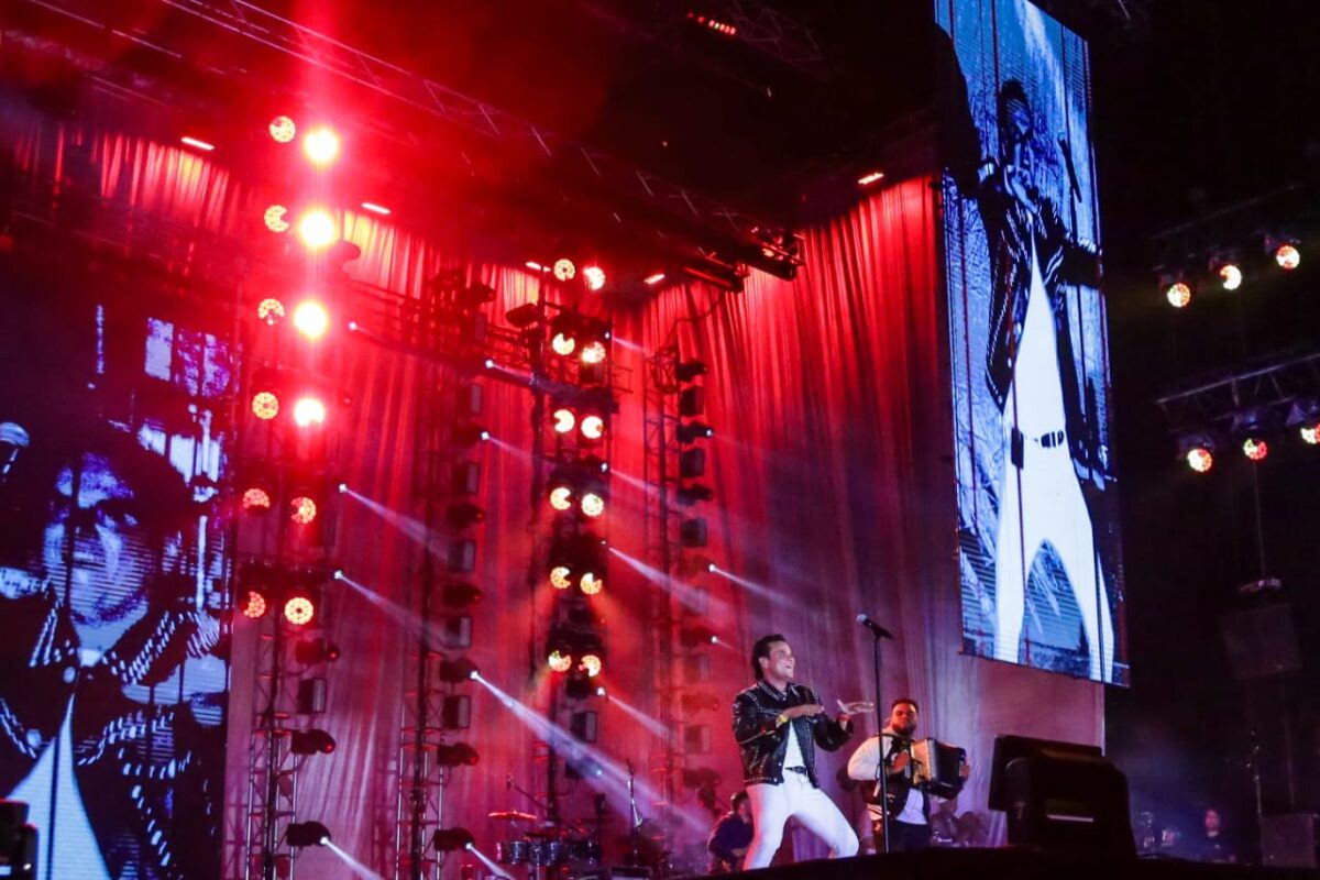 El cambio de look con el que Silvestre Dangond sorprendió a sus fanáticos en Bogotá 1 El cambio de look con el que Silvestre Dangond sorprendió a sus fanáticos en Bogotá Aunque se esperaban tres horas y media de show, el primer concierto de Silvestre Dangond se extendió por cuatro horas y media, hasta que el permiso otorgado para el uso del estadio El Campín se venció a las dos de la mañana de este domingo.
