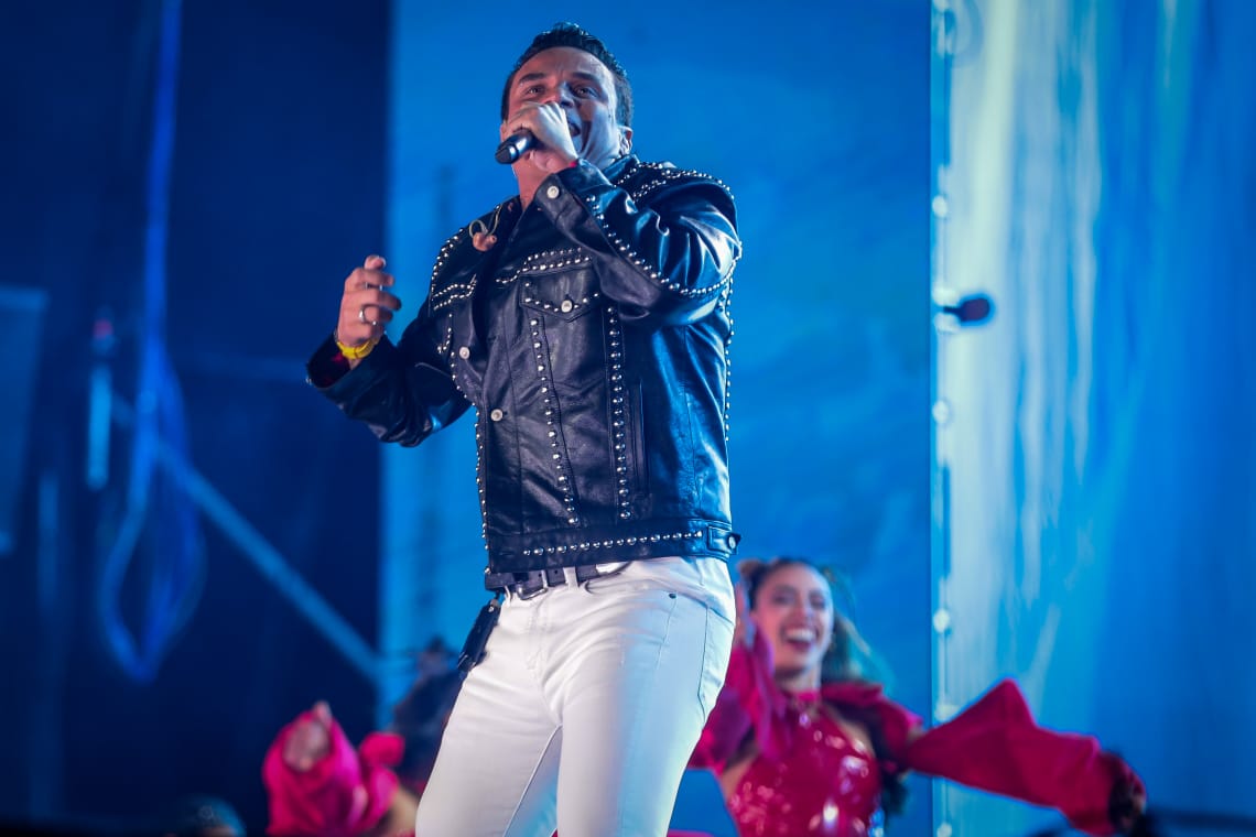 El cambio de look con el que Silvestre Dangond sorprendió a sus fanáticos en Bogotá 4 El cambio de look con el que Silvestre Dangond sorprendió a sus fanáticos en Bogotá Aunque se esperaban tres horas y media de show, el primer concierto de Silvestre Dangond se extendió por cuatro horas y media, hasta que el permiso otorgado para el uso del estadio El Campín se venció a las dos de la mañana de este domingo.