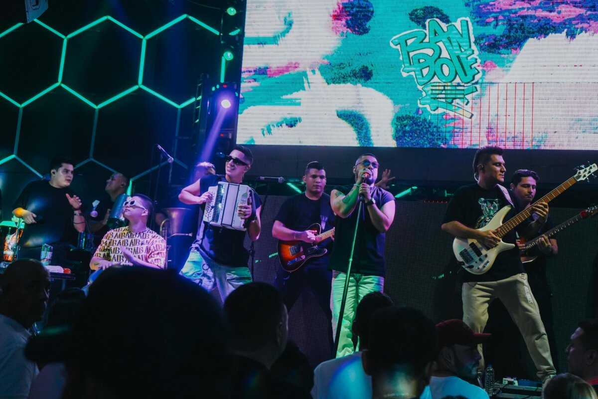 El 'Bandanato', el género que le compite al vallenato 1 El 'Bandanato', el género que le compite al vallenato La agrupación 'La Banda del 5' rompe los esquemas y busca competirle al vallenato con nuevos sonidos y ritmos, creando consigo el género 'Bandanato'.