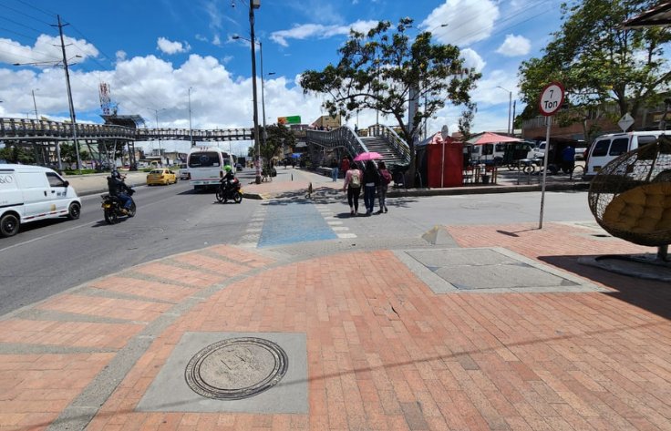 William fue baleado al frente de su pareja en Bosa William Cáceres fue la víctima de un sicario que lo asesinó sobre Autopista Sur, en el sector de Bosa. El ataque perpetrado este miércoles, por poco afecta también a su pareja sentimental.