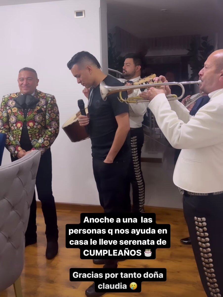 Yeison Jiménez le dio una serenata a su empleada del servicio A pesar de todos los compromisos que tiene como cantante, Yeison Jiménez no dejó pasar la importante fecha de su empleada y le dio una serenata que él mismo cantó.