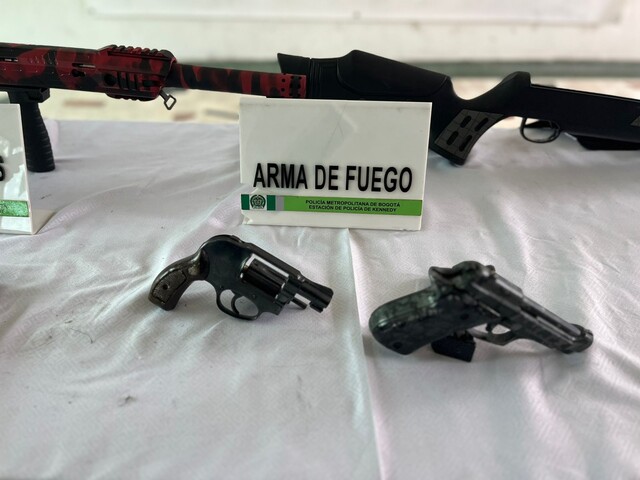 Capturan en Kennedy a hombre que tenía armas con miras telescópicas Un hombre de 30 años, que tenía en su poder armas largas con miras telescópicas, fue capturado en el barrio Villa Nueva, de la localidad de Kennedy.