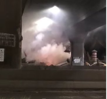 Carro se prendió en llamas tras volcarse en la Autopista Norte 1 Carro se prendió en llamas tras volcarse en la Autopista Norte Luego de volcarse, el vehículo se incendió.