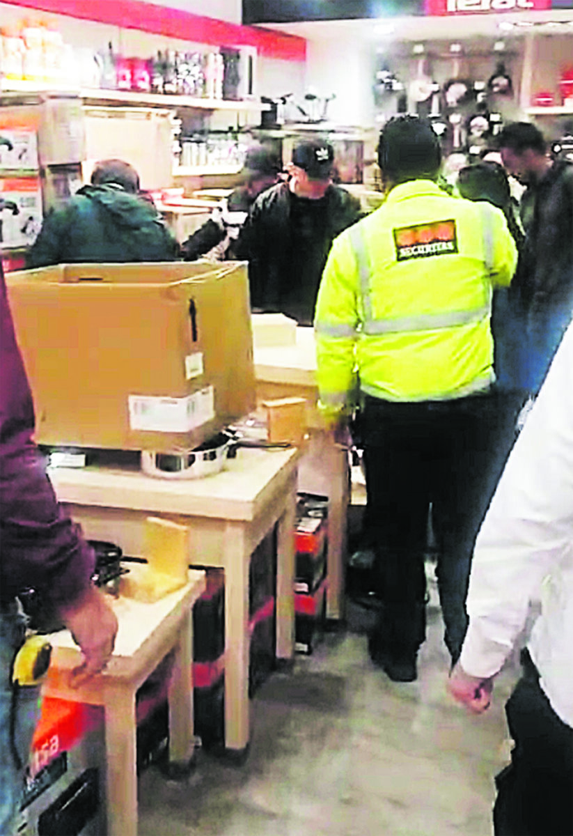 Es identificado el hombre que cometió el feminicidio en Centro Comercial Santa Fe 1 Es identificado el hombre que cometió el feminicidio en Centro Comercial Santa Fe El hombre que cometió el terrible hecho a su ex pareja Stefanny Barranco en el Centro Comercial Santafé, actualmente se encuentra hospitalizado y en grave estado de salud.