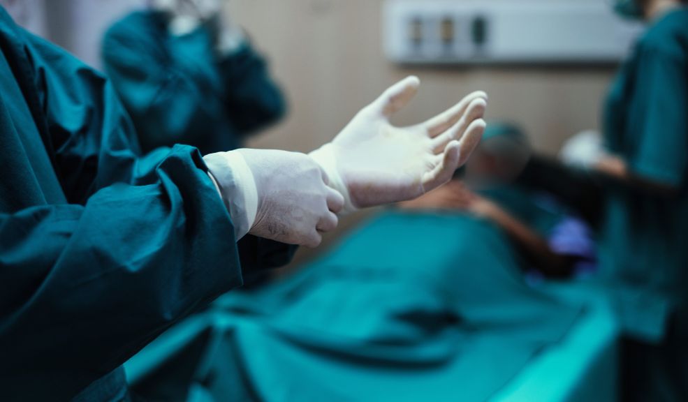 Acusan de homicidio a mujer que le practicó cirugía estética a joven en una peluquería Brenda Gissele Celeita Angarita, una mujer que sin ser médica ni tener la capacidad de practicar procedimientos quirúrgicos, le realizó una liposucción a una joven en la que se produjo su muerte. La Fiscalía la acusó como presunta responsable de homicidio.