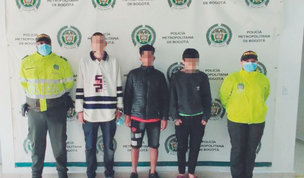 Condenan a dos hombres que asesinaron a joven en medio de un hurto El Juzgado 26 Penal del Circuito de Funciones de Conocimiento dictó una sentencia condenatoria de más de 49 años contra dos hombres implicados en el asesinato del joven Miller Stiven Falla, de 15 años, ocurrido el sábado 1 de abril de 2022 en medio de un hurto, cuando el joven se encontraba en compañía de unas amigas en la vía pública de la localidad de Kennedy.