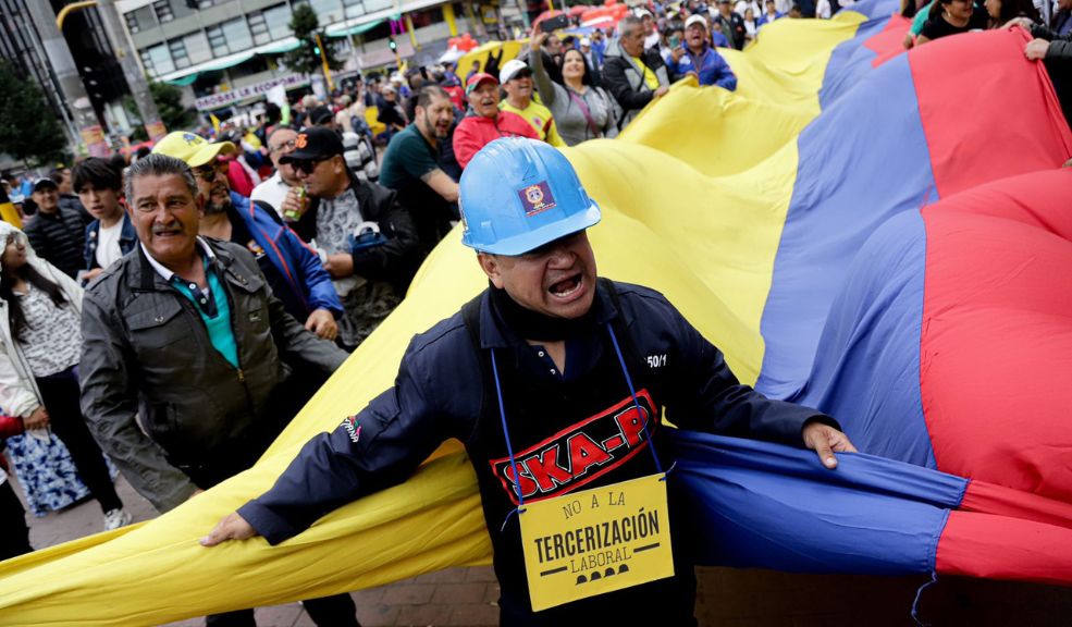 55 mil personas asistieron a las marchas en Bogotá Según el reporte presentado por el PMU instalado por la alcaldía de Bogotá, se reportó la asistencia de 55.000 personas a las manifestaciones que terminaron en la Plaza de Bolívar con el extenso discurso del presidente Gustavo Petro.