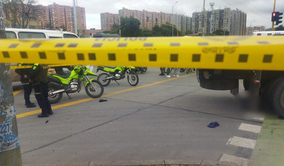 Ciclista murió en grave accidente de tránsito en Bosa Las autoridades se encuentran acordonando la zona, mientras que un grupo de criminalística llega al punto para realizar el levantamiento del cuerpo.