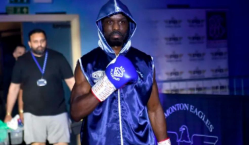 Boxeador murió luego de un golpe en la cabeza en su primera pelea como profesional Sherif Lawal, de 29 años, murió luego de ser noqueado por su rival, el portugués Malam Varela.