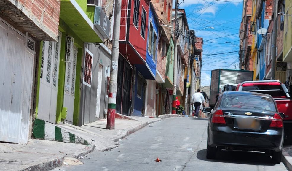Asesinan a joven frente a su casa en Ciudad Bolívar 1 Asesinan a joven frente a su casa en Ciudad Bolívar Brayan Stiven Martín Moreno se encontraba caminando con uno de sus amigos cuando fue atacado a bala frente a su casa, ubicada en la parte alta de Ciudad Bolívar.