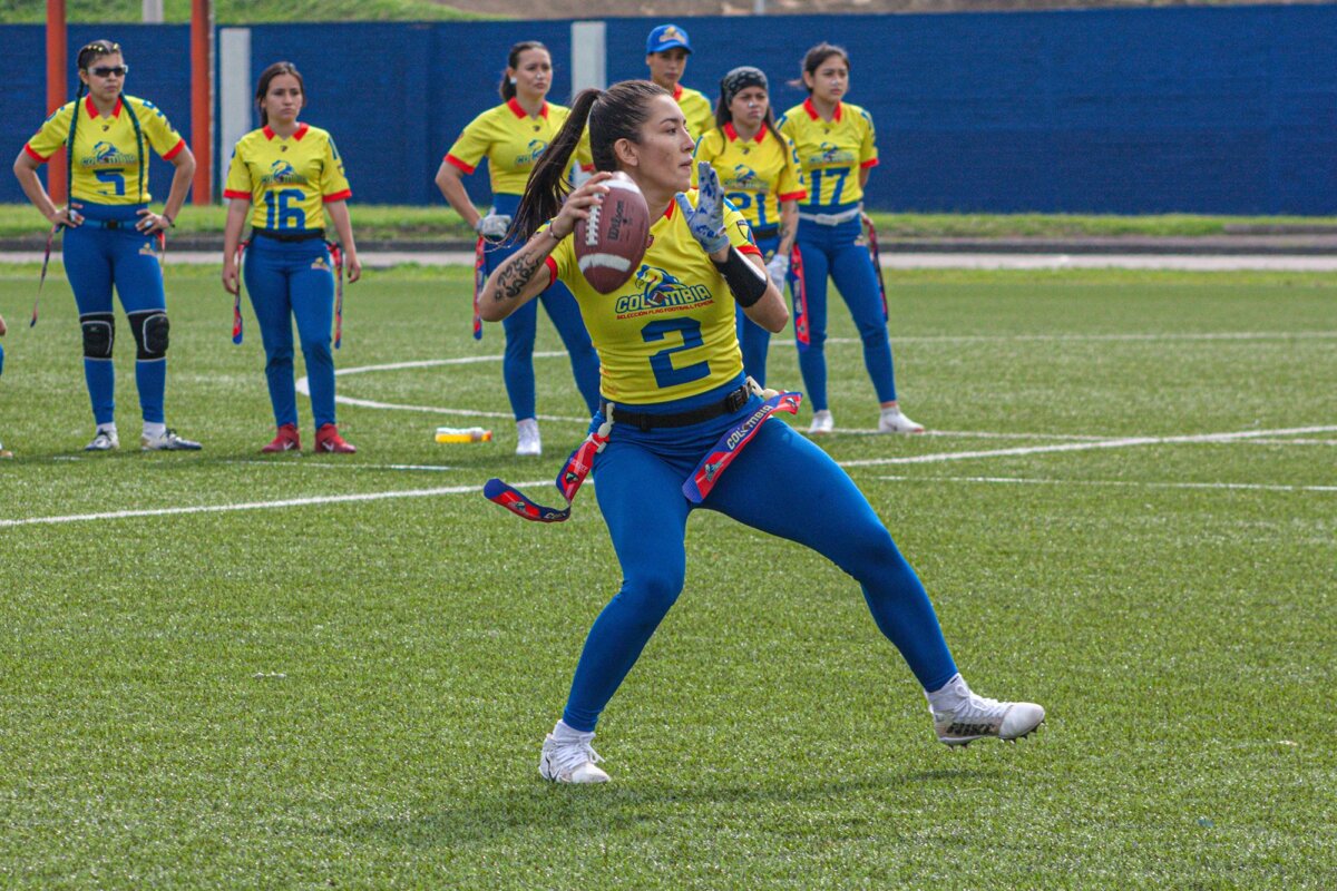 Flag Football, el deporte con el Colombia sueña estar en los Juegos Olímpicos de 2028 2 Flag Football, el deporte con el Colombia sueña estar en los Juegos Olímpicos de 2028 El flag football, la modalidad de fútbol americano que se caracteriza porque no requiere casco ni hombreras, no es rudo y que se juega con banderas, es popular en Colombia. Le contamos cómo en el país sueñan tener una selección de esta disciplia en los Olímpicos de Los Ángeles 2028.
