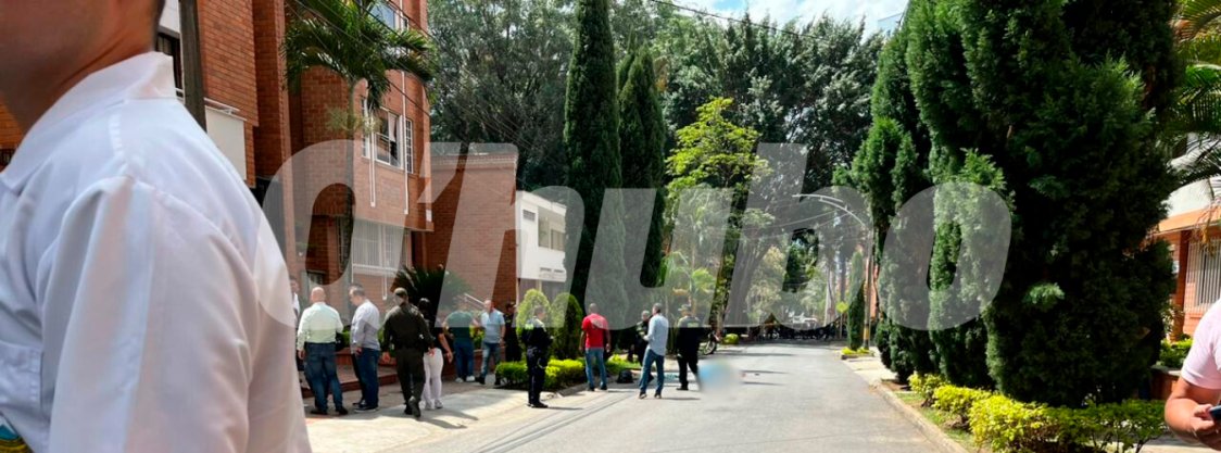 Este es el policía que murió cuando intentaba frustrar robo en un edificio 1 Este es el policía que murió cuando intentaba frustrar robo en un edificio Gran susto se llevaron los habitantes del barrio Laureles de Medellín en la mañana de este miércoles, 1.° de mayo, luego de que se presentara una balacera en un edificio de este sector que dejó un policía muerto y otro más herido.