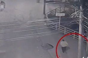 Capturaron a tres hombres que robaron a pasajeros de un bus del Sitp en Ciudad Bolívar 1 Capturaron a tres hombres que robaron a pasajeros de un bus del Sitp en Ciudad Bolívar Tras una persecución, los tres delincuentes fueron detenidos y se lograron recuperar los objetos robados.