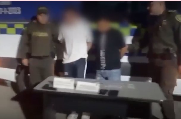 Agarran a sujetos que robaron a conductor de un camión repartidor de gaseosa 2 Agarran a sujetos que robaron a conductor de un camión repartidor de gaseosa Con ayuda del Halcón de la Policía lograron dar con el paradero de los delincuentes en Suba.