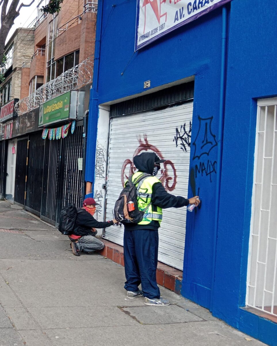 Vandalizan estaciones y buses de TransMilenio En medio de las protestas de este miércoles 1 de mayo, se registraron actos vandálicos en diferentes puntos de Bogotá.