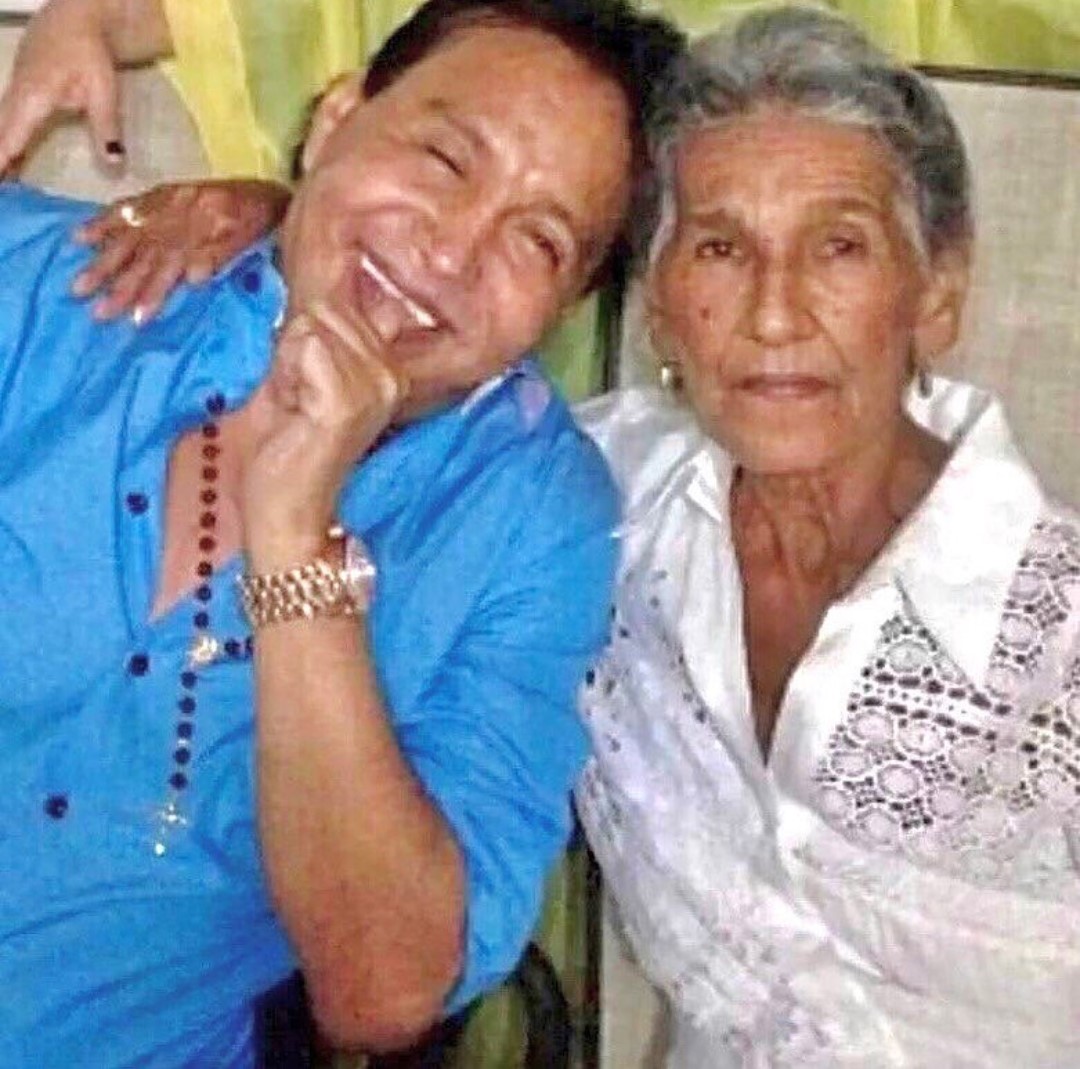 ¡Atención! Falleció 'Mamá Vila', madre de Diomedes Díaz 2 ¡Atención! Falleció 'Mamá Vila', madre de Diomedes Díaz Por medio de su Instagram, los allegados de Elvira Maestre, la reconocida madre de Diomedes Díaz, informaron su fallecimiento.