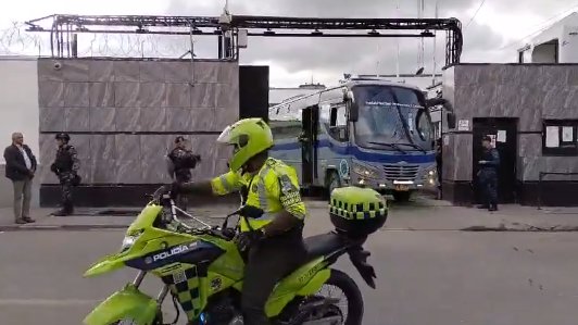 ¡Atención! Sacan de la cárcel a 'Pedro Pluma', sospechoso del atentado a director de La Modelo 1 ¡Atención! Sacan de la cárcel a 'Pedro Pluma', sospechoso del atentado a director de La Modelo 'Pedro Pluma' es señalado de enviarle panfletos amenazantes a Élmer Fernández, director de la cárcel La Picota.