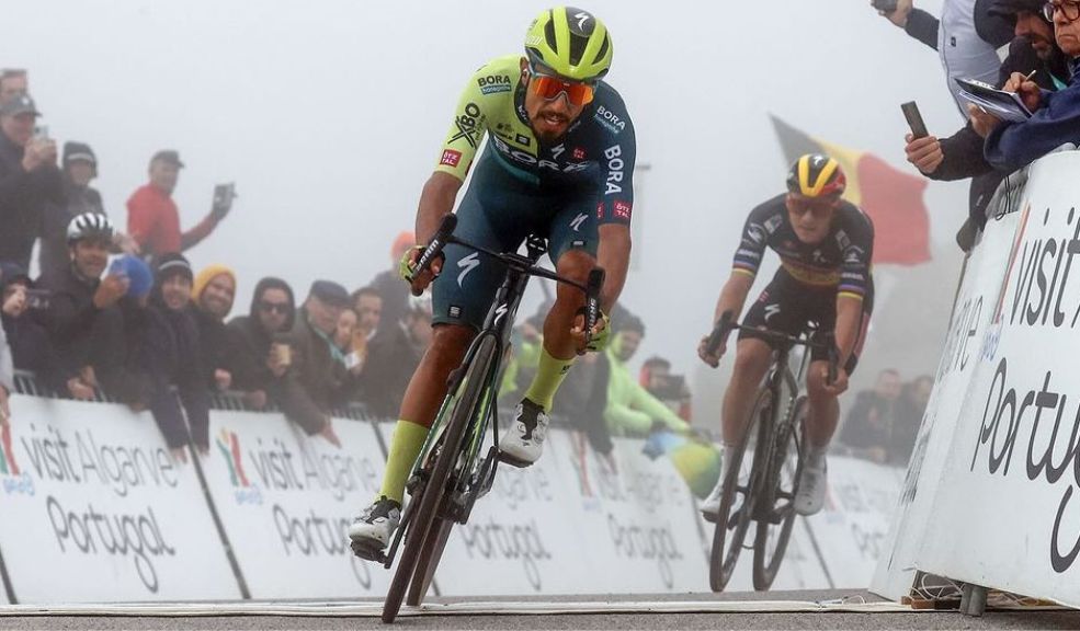 ¡Histórico! El soachuno Daniel Martínez se mantiene como subcampeón del Giro de Italia Durante la etapa 20 del Giro de Italia, el ciclista soachuno Daniel Martínez aseguró el subcampeonato, mientras que Tadej Pogacar se corona como el campeón virtual.