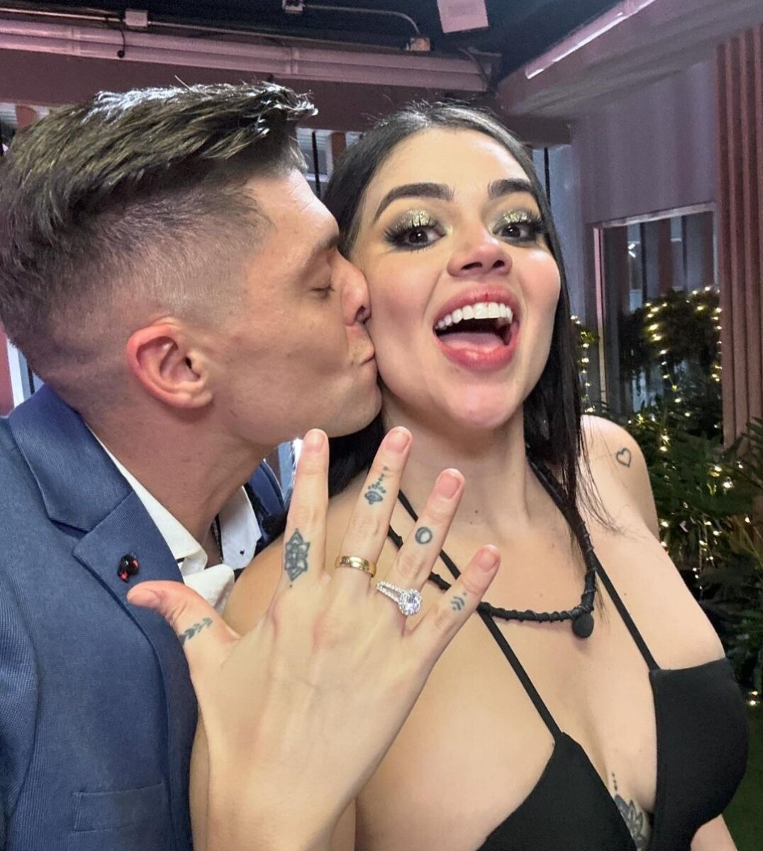 ¿Se cancela la boda? Destapan oscuro pasado del novio de La Segura Después de la pedida de mano a 'La Segura' en pleno episodio de 'La casa de los famosos', Ignacio balada se ha visto envuelto en una polémica por unas declaraciones que dio 'La negra candela', en donde, al parecer, engaño a su exnovia. Esto se sabe.