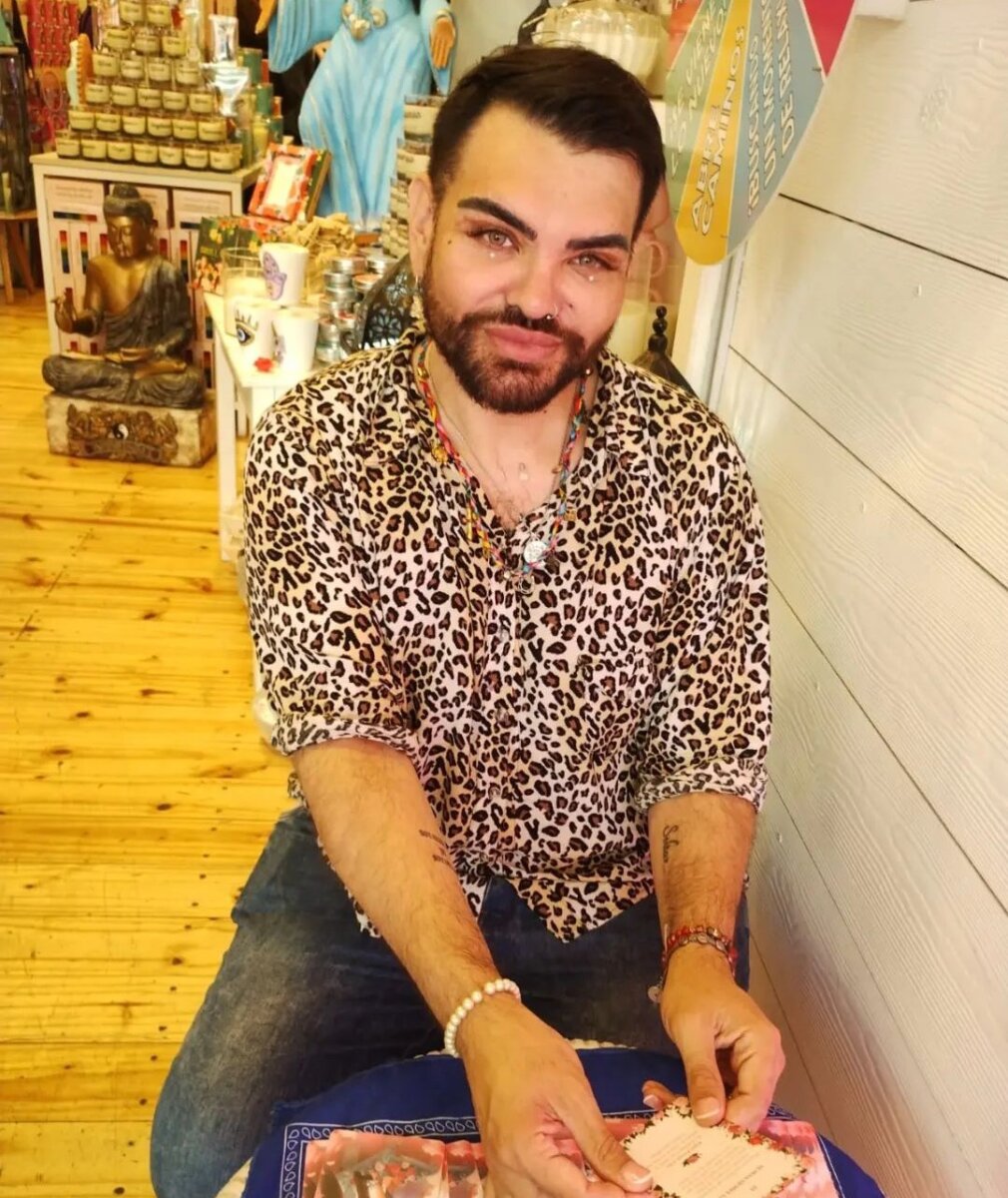 ¿Se parece? Hombre se sometió a más de 30 cirugías estéticas para verse como Ricky Martin 2 ¿Se parece? Hombre se sometió a más de 30 cirugías estéticas para verse como Ricky Martin Entre los procedimientos a los que se ha sometido se encuentran modificaciones en los pómulos, lifting en el cuello, liposucción de papada, intervenciones en el mentón, aumento de glúteos, entre otros.