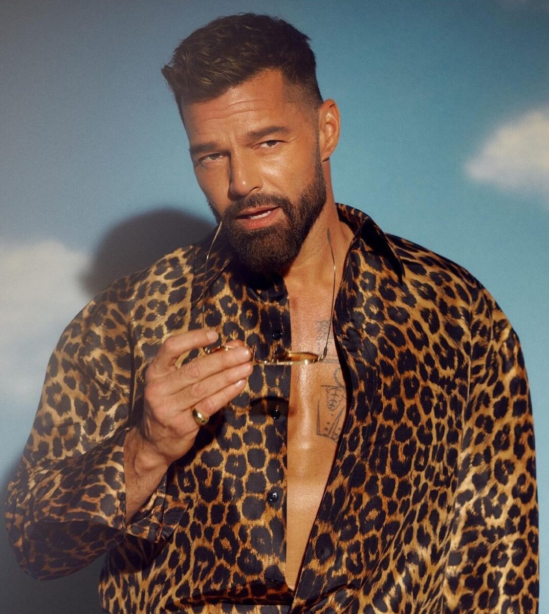 ¿Se parece? Hombre se sometió a más de 30 cirugías estéticas para verse como Ricky Martin 1 ¿Se parece? Hombre se sometió a más de 30 cirugías estéticas para verse como Ricky Martin Entre los procedimientos a los que se ha sometido se encuentran modificaciones en los pómulos, lifting en el cuello, liposucción de papada, intervenciones en el mentón, aumento de glúteos, entre otros.