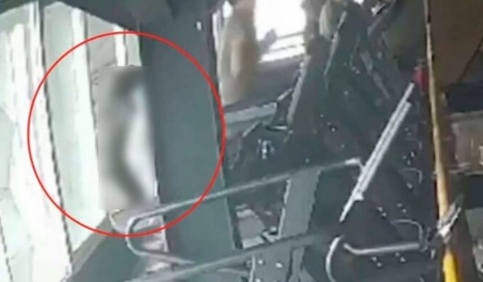 Video: Murió al perder el equilibrio en una caminadora, y caer por ventana de un gimnasio La mujer perdió el equilibrio mientras corría en la caminadora de un gimnasio en Indonesia, fue lanzada por la máquina, atravesó una ventana y cayó desde un tercer piso. Todo quedó grabado en video.