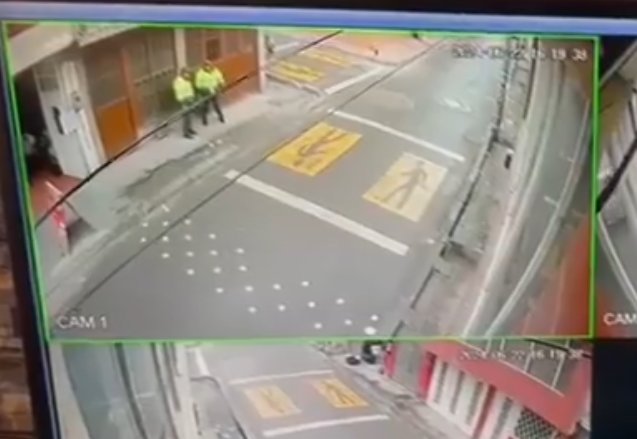 2 policías quedaron gravemente heridos tras ser atropellados por un furgón en Kennedy En horas de la tarde de este sábado se presentó un fuerte accidente de tránsito en el que resultaron heridos dos agentes de la Policía Nacional. El siniestro se presentó en la localidad de Kennedy.