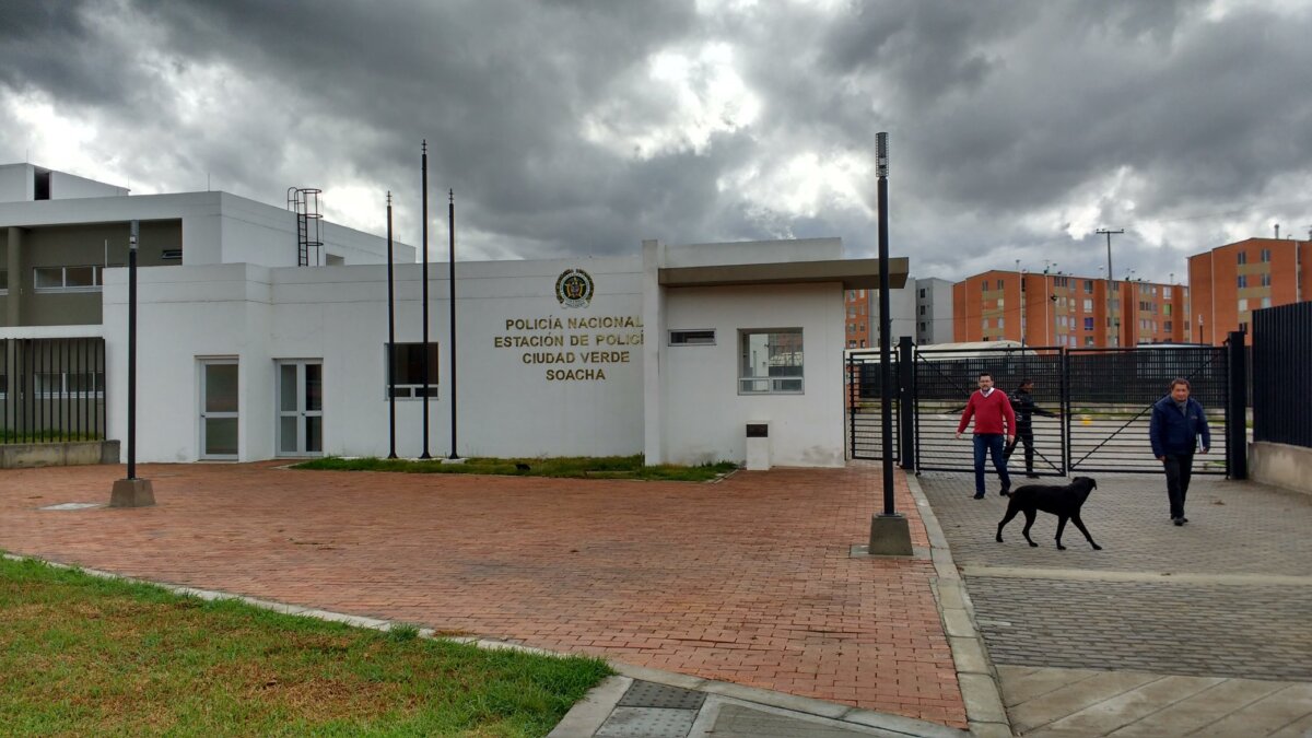 8 presos se fugaron de la estación de Policía de Ciudad Verde En la noche de este 10 de junio, 8 presos escaparon de la estación de Policía de Ciudad Verde. Las autoridades activaron plan candado.